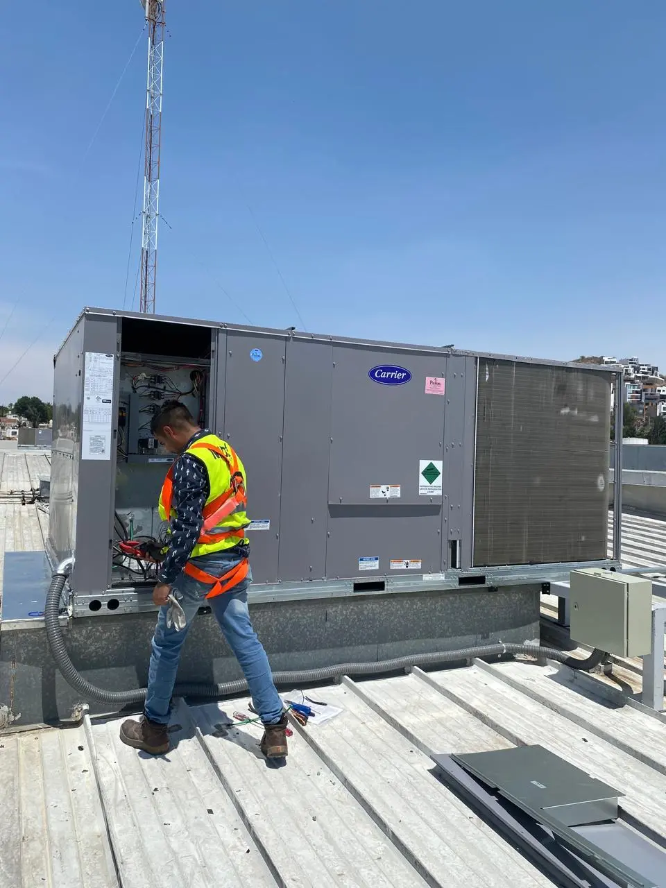 Técnico certificado de Proreg realizando mantenimiento de refrigeración industrial